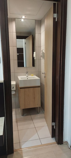 Hair dryer, slippers, towels, soap - INOH HOTEL (Athens)