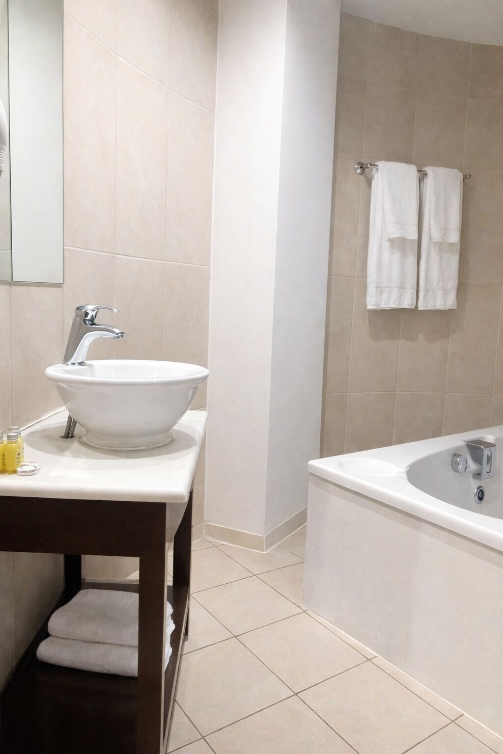 Fyrbäddsrum | Badrum | Regndusch, hårtork, tofflor och handdukar