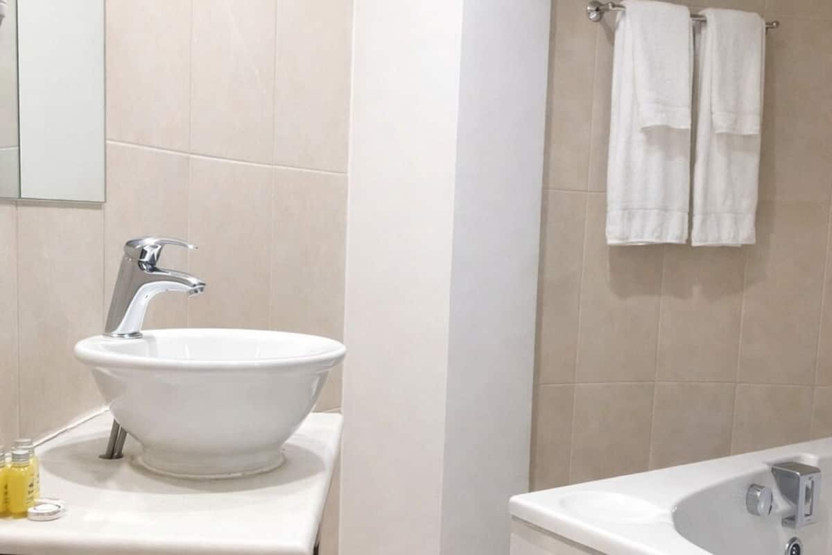 Habitación cuádruple | Baño | Regadera tipo lluvia, secadora de cabello, pantuflas, toallas