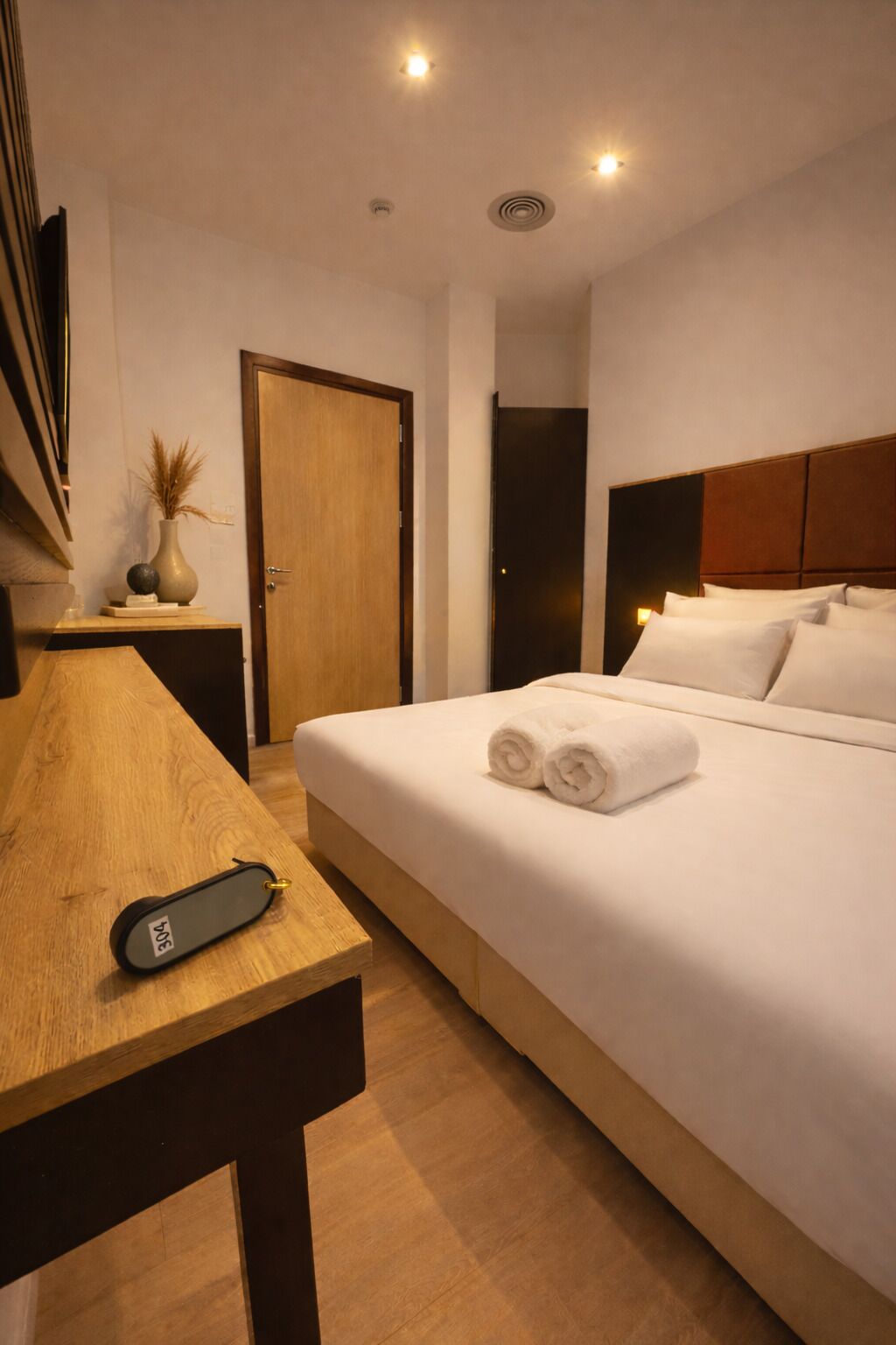 Economy Room, 1 Queen Bed | Premium bedding, down comforters, iron/ironing board, free WiFi