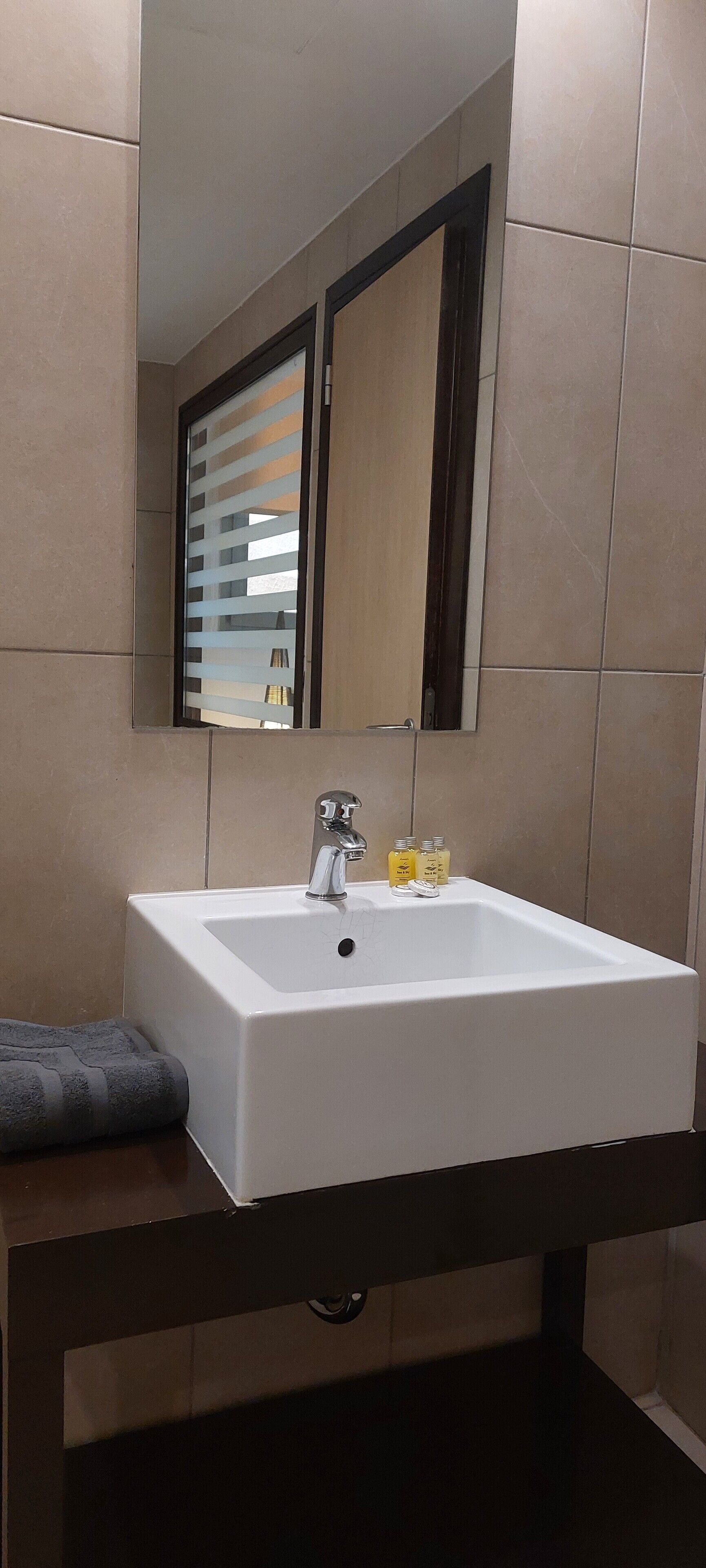 Økonomirom, 1 queensize-seng | Bad | Regndusjhode, hårføner, tøfler og håndklær