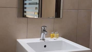 Økonomirom, 1 queensize-seng | Bad | Regndusjhode, hårføner, tøfler og håndklær