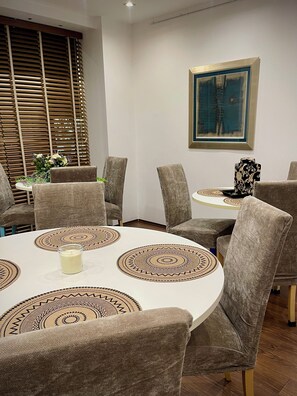 En 24-tommers Flatskjerm-TV med digitale kanaler