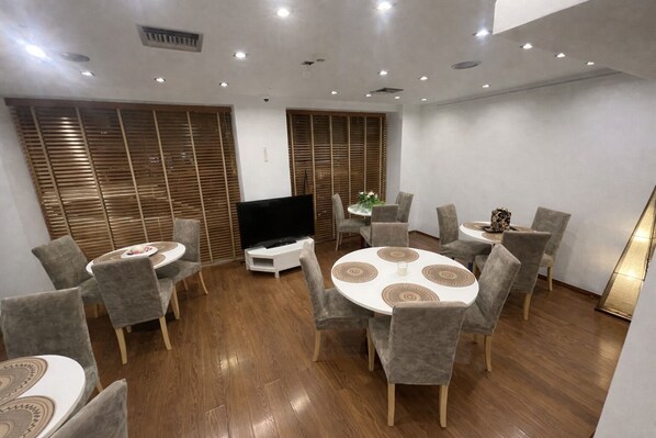 24-inch flat-screen TV with cable channels - ΙΝΟΗ Athens Hotel (Athens)