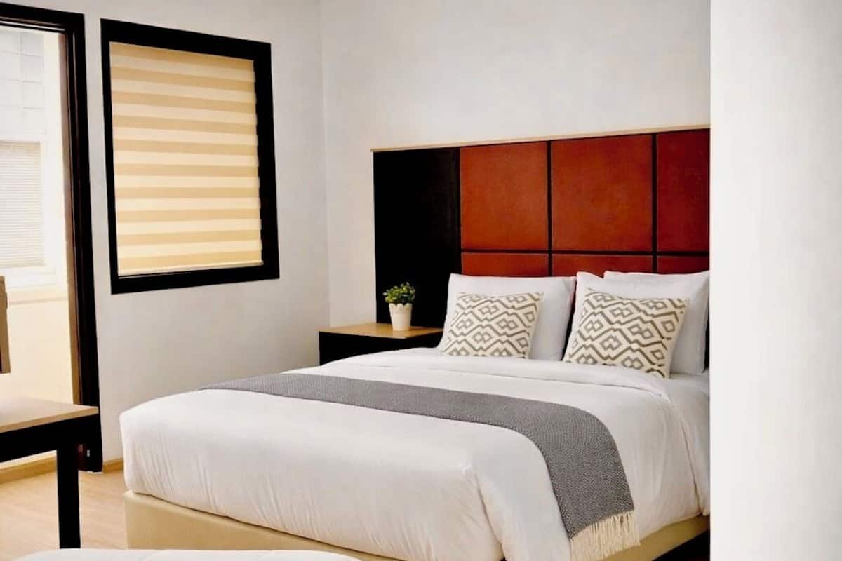 Premium bedding, down duvets, iron/ironing board, free WiFi