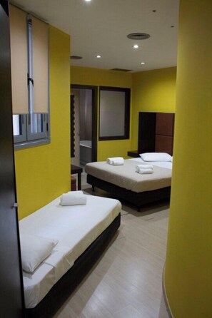 Chambre triple Standard | Fer et planche à repasser, accès au Wi-Fi (inclus), literie fournie