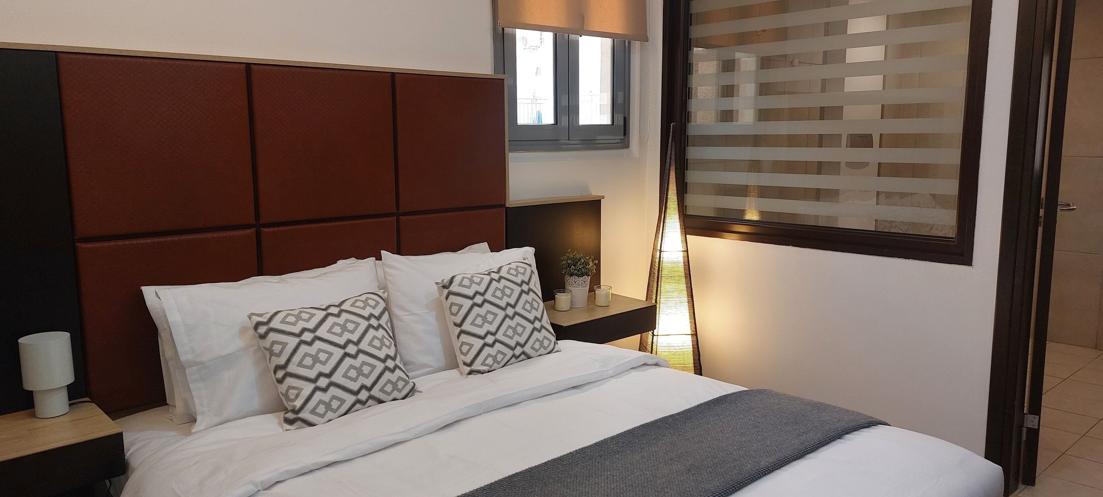 Economy Room, 1 Queen Bed | Premium bedding, down comforters, iron/ironing board, free WiFi