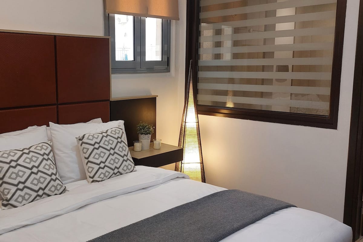 Economy Room, 1 Queen Bed | Premium bedding, down comforters, iron/ironing board, free WiFi