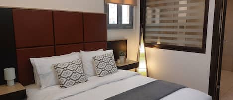 Economy Room, 1 Queen Bed | Premium bedding, down comforters, iron/ironing board, free WiFi
