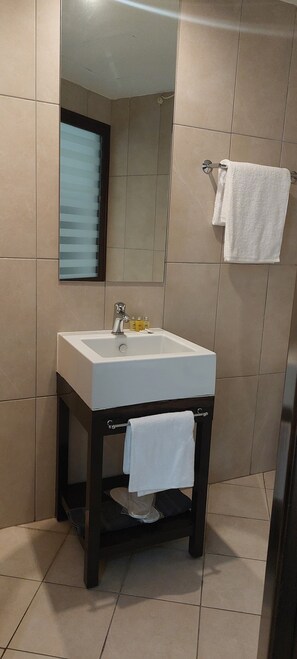 Bathtub, hair dryer, slippers, towels - ΙΝΟΗ Athens Hotel (Athens)