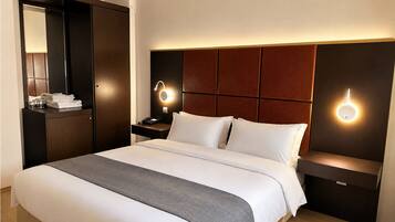 Economy Room, 1 Queen Bed | Premium bedding, down comforters, in-room safe, iron/ironing board