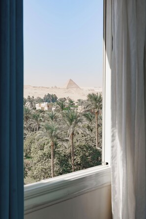 Separat badekar og dusj, hårføner, tøfler og bidé