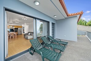 Outdoor dining - Calheta´s Paradise Holiday Home (Arco da Calheta)