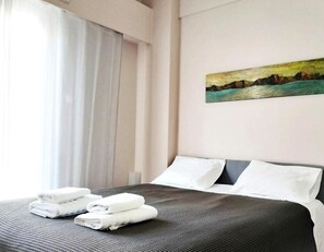 1 slaapkamer, een strijkplank/strijkijzer, wifi, beddengoed