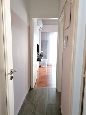 Een douche, een haardroger, handdoeken, zeep