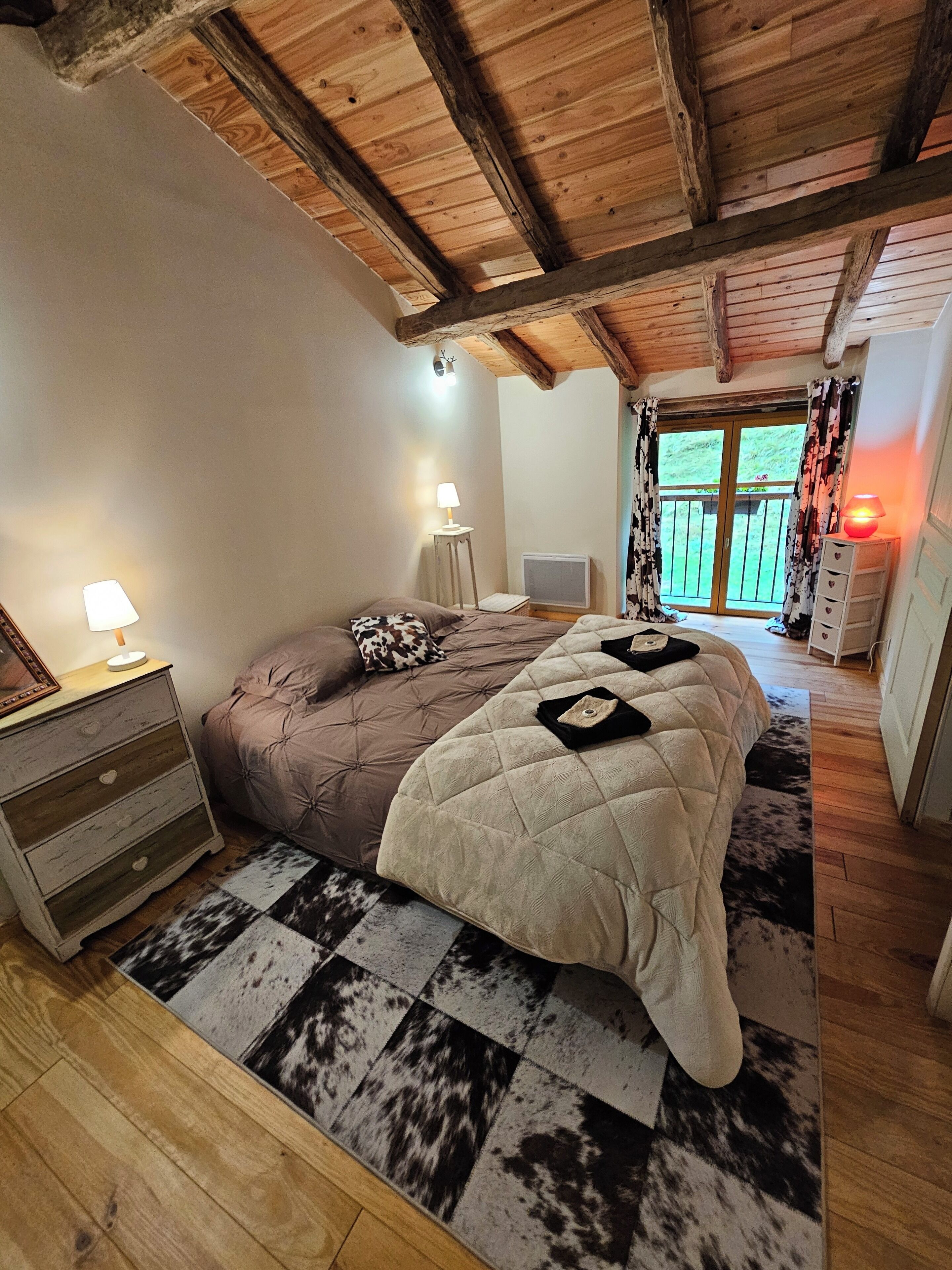 3 bedrooms, travel cot, free WiFi, bed sheets