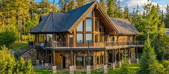 Amazing Views! 5 Bed / 5 Bath Luxury Chalet, Ski In / Ski Out, Private Hot Tub & Sauna, Sleeps 12!