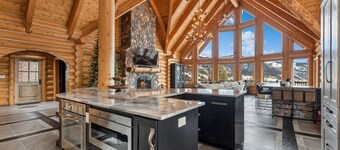 Brand New! Amazing Views! Ski In/Out / Hot Tub / 3 Kings! / Sleeps 12!