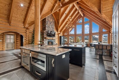Brand New! Amazing Views! Ski In/Out / Hot Tub / 3 Kings! / Sleeps 12!