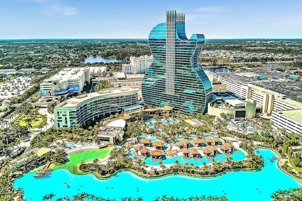 Pool - Beachfront & Pool ~ Near Marriott Hollywood Beach (Hollywood)