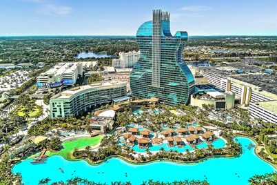 Beachfront & Pool ~ Near Marriott Hollywood Beach