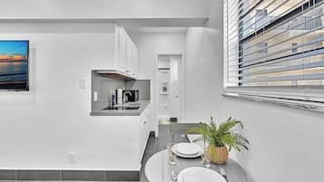 Een koelkast, een microgolfoven, een koffiezetapparaat/waterkoker