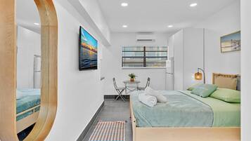 1 chambre, bureau, fer et planche à repasser, lit parapluie