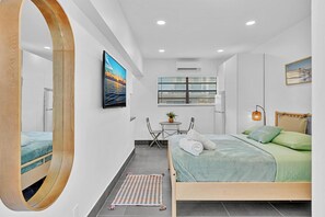 1 bedroom, desk, iron/ironing board, travel cot - Beachfront & Pool ~ Near Marriott Hollywood Beach (Hollywood)