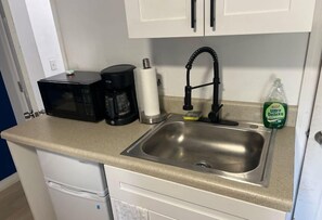 Réfrigérateur, micro-ondes, cafetière/bouilloire, grille-pain