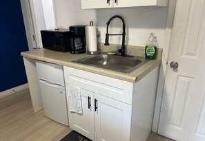 Refrigerador, microondas, cafetera y tetera y tostadora 