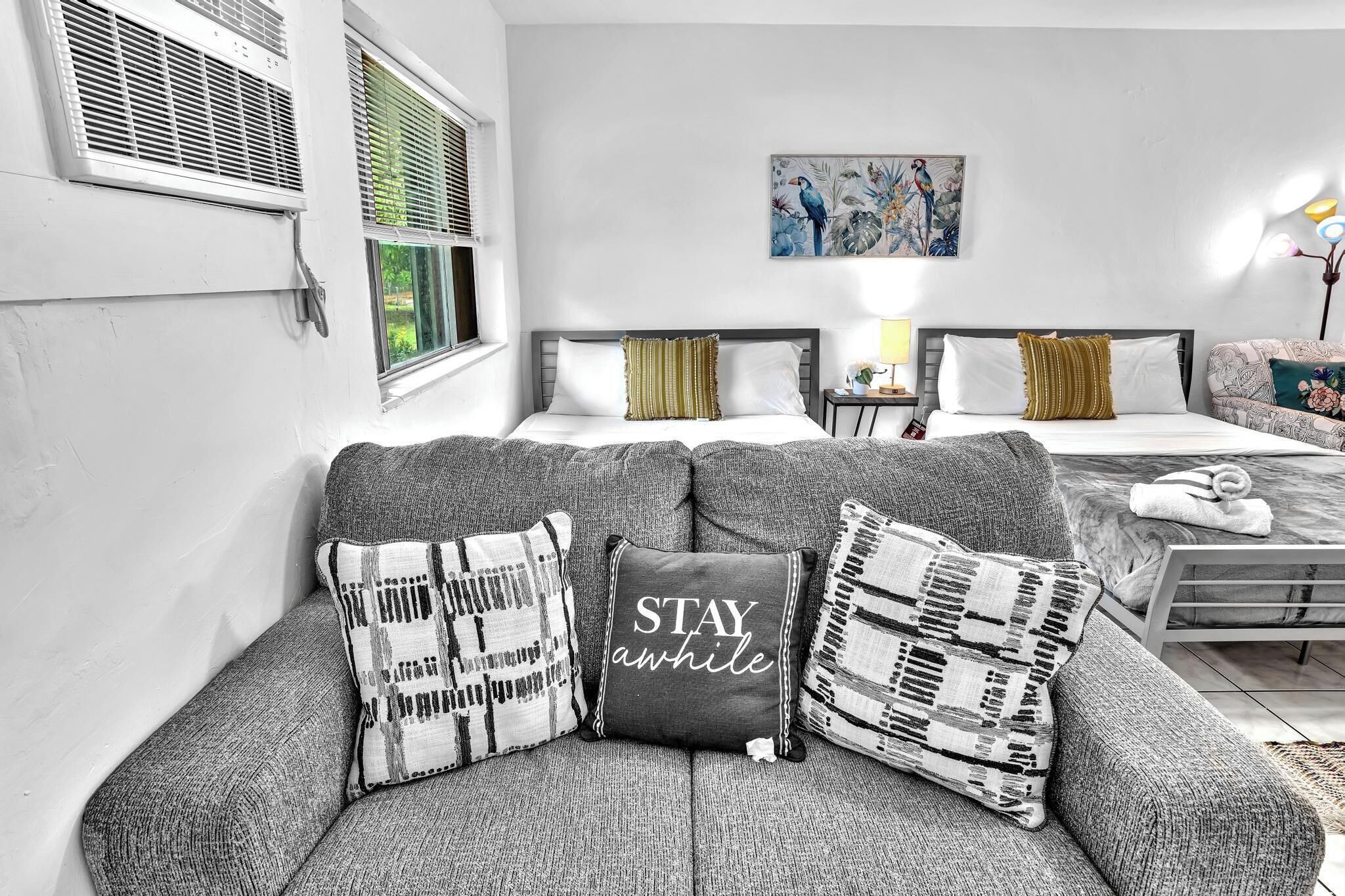 Escritorio, tabla de planchar con plancha, cuna de viaje y wifi gratis 