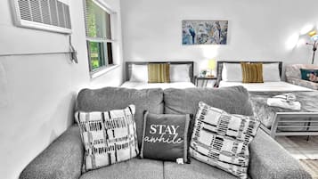 Escritorio, tabla de planchar con plancha, cuna de viaje y wifi gratis