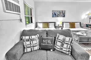 Schreibtisch, Bügeleisen/Bügelbrett, Reisekinderbett, kostenloses WLAN