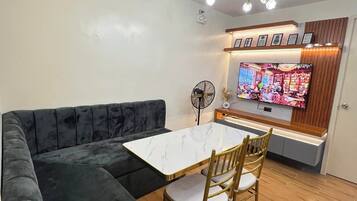 Familienapartment, Balkon, eingeschränkter Meerblick | Wohnbereich