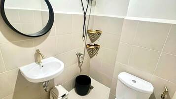 Familienapartment, Balkon, eingeschränkter Meerblick | Badezimmer