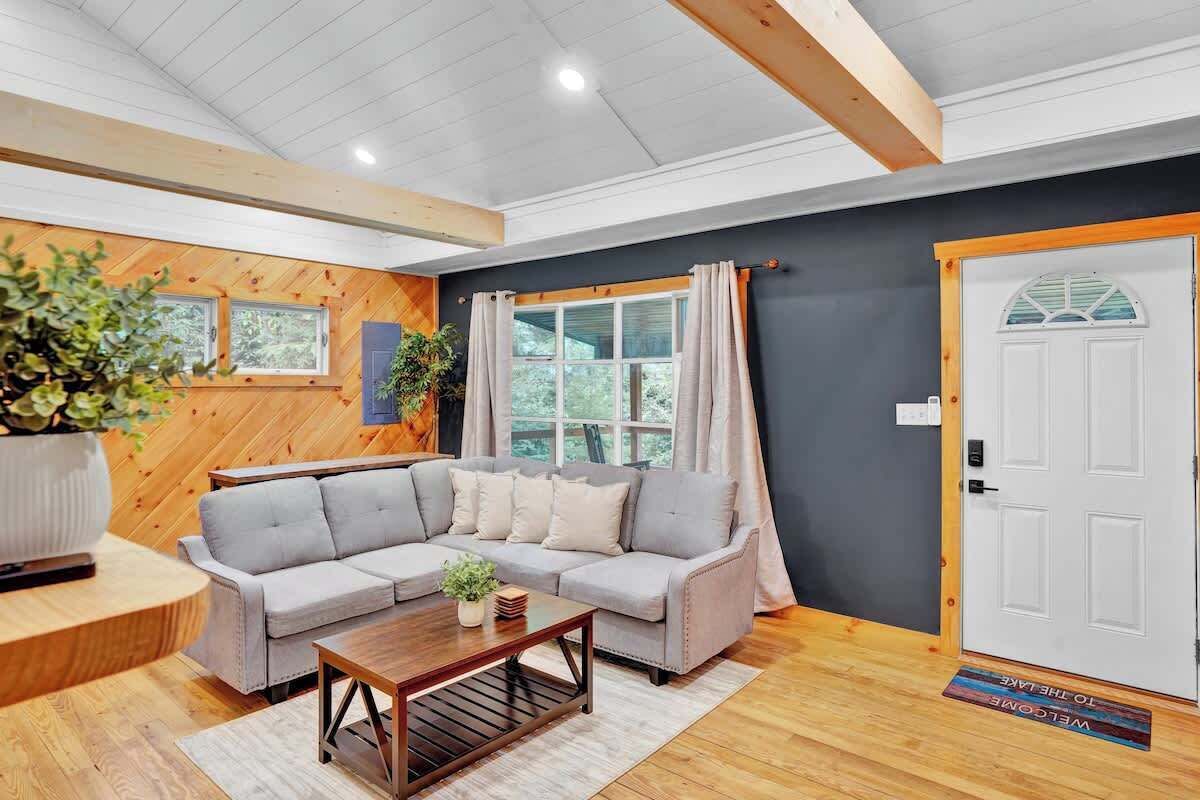 Una televisión, una chimenea