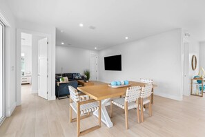 Dining - Emerald Oasis ~ Lux Waterfront Gem ~ Pool ~ Kayaks (Marathon)