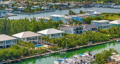 Emerald Oasis ~ Lux Waterfront Gem ~ Pool ~ Kayaks