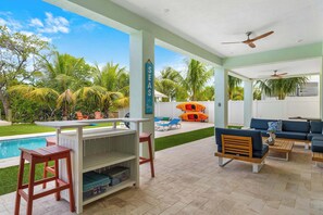 Outdoor dining - Emerald Oasis ~ Lux Waterfront Gem ~ Pool ~ Kayaks (Marathon)
