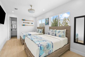 4 bedrooms, iron/ironing board, travel cot, free WiFi - Emerald Oasis ~ Lux Waterfront Gem ~ Pool ~ Kayaks (Marathon)