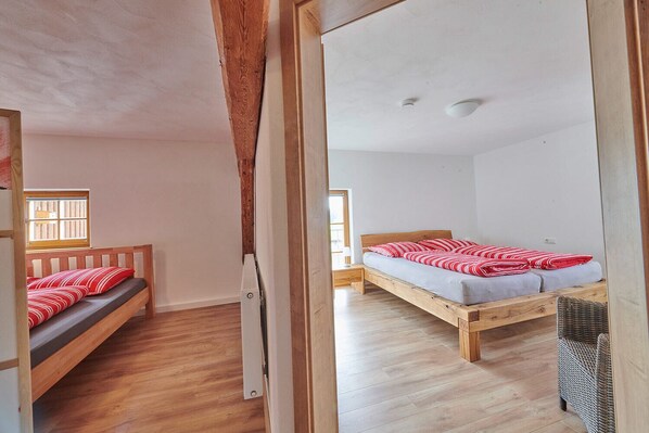 3 makuuhuonetta, vauvan matkasänky, ilmainen Wi-Fi, vuodevaatteet