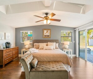 4 室のベッドルーム、デスク、アイロン / アイロン台、旅行用ベビーベッド