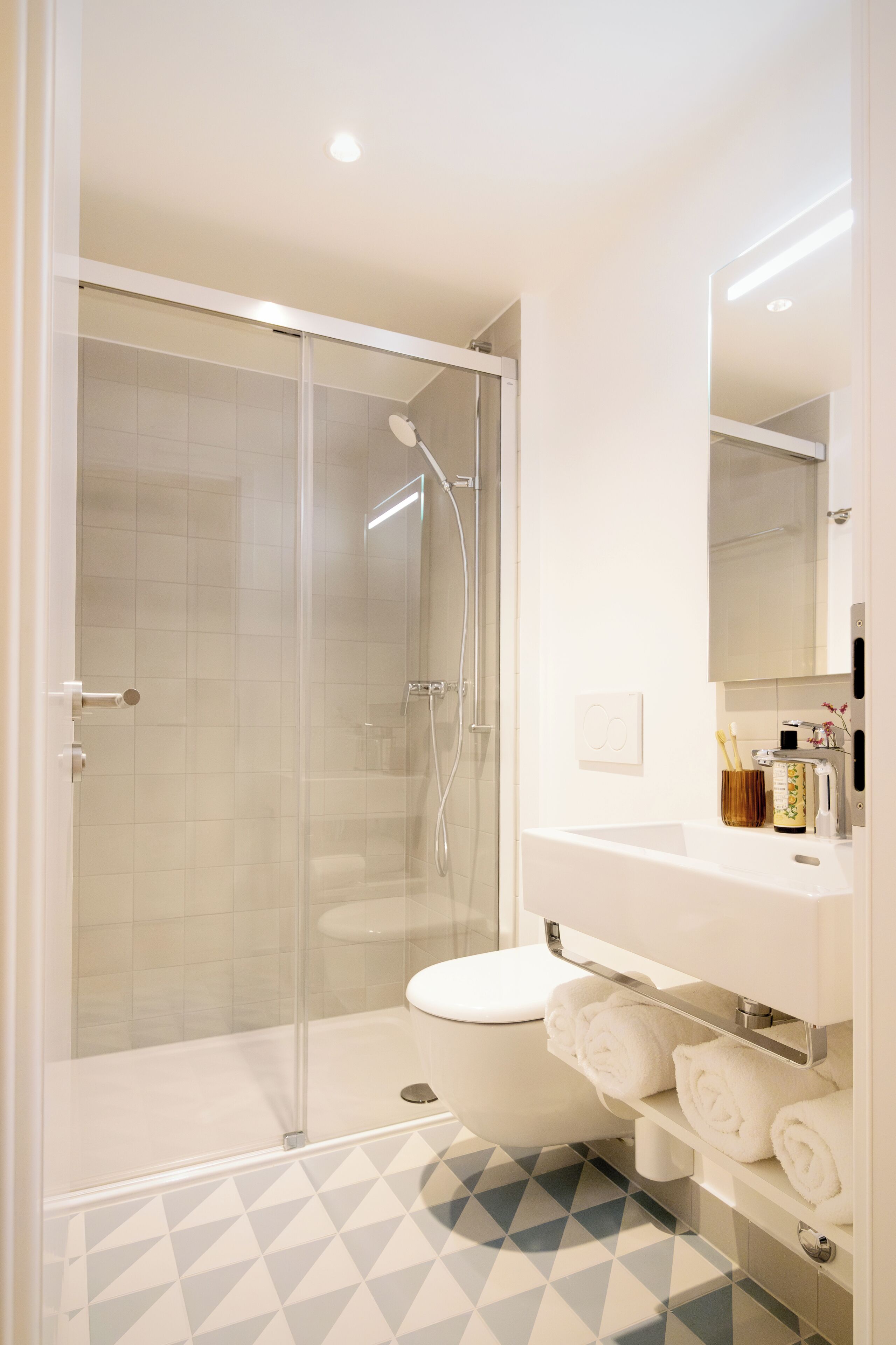 淋浴設備、吹風機、毛巾、肥皂