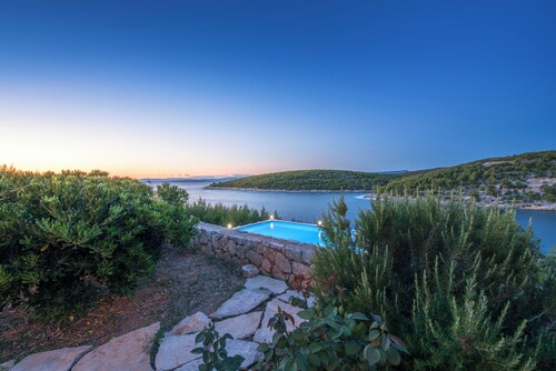 Villa Serenity with a pool and private access to the sea