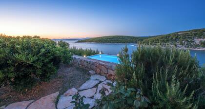 Villa Serenity with a pool and private access to the sea