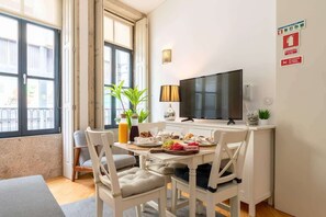 Dining - Colourful Cozy Flat by HostWise (Porto)