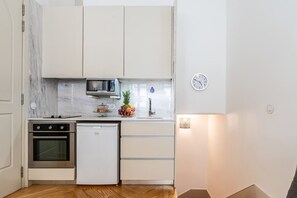 Réfrigérateur, micro-ondes, four, plaque de cuisson