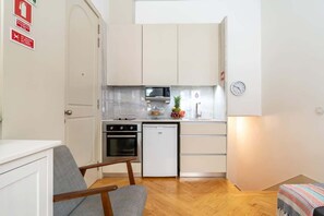 Réfrigérateur, four à micro-ondes, un four, surface de cuisson