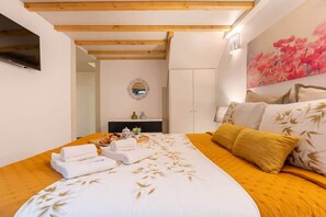 1 bedroom, iron/ironing board, travel cot, WiFi - Colourful Cozy Flat by HostWise (Porto)