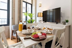 Dining - Colourful Cozy Flat by HostWise (Porto)
